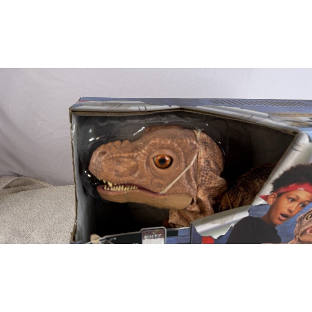 WOW! STUFF Jurassic Park Real FX Baby T.REX animatronic toy - Picture 3 of 6